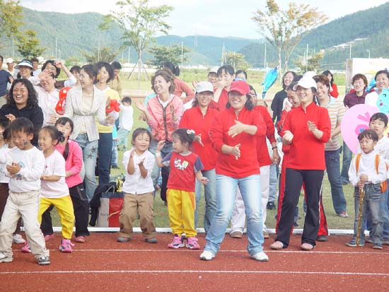 행사의 마지막은 '사랑의 트위스트'에 맞춰 선생님과 아이들, 부모님들의 신나는 개다리춤으로 끝났습니다. 